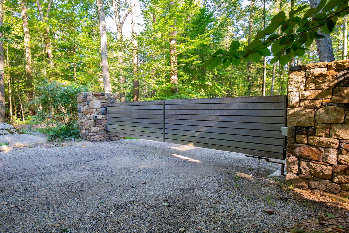 Barn swing gate